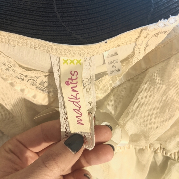 Flirty cream lace tank top - Picture 5 of 7